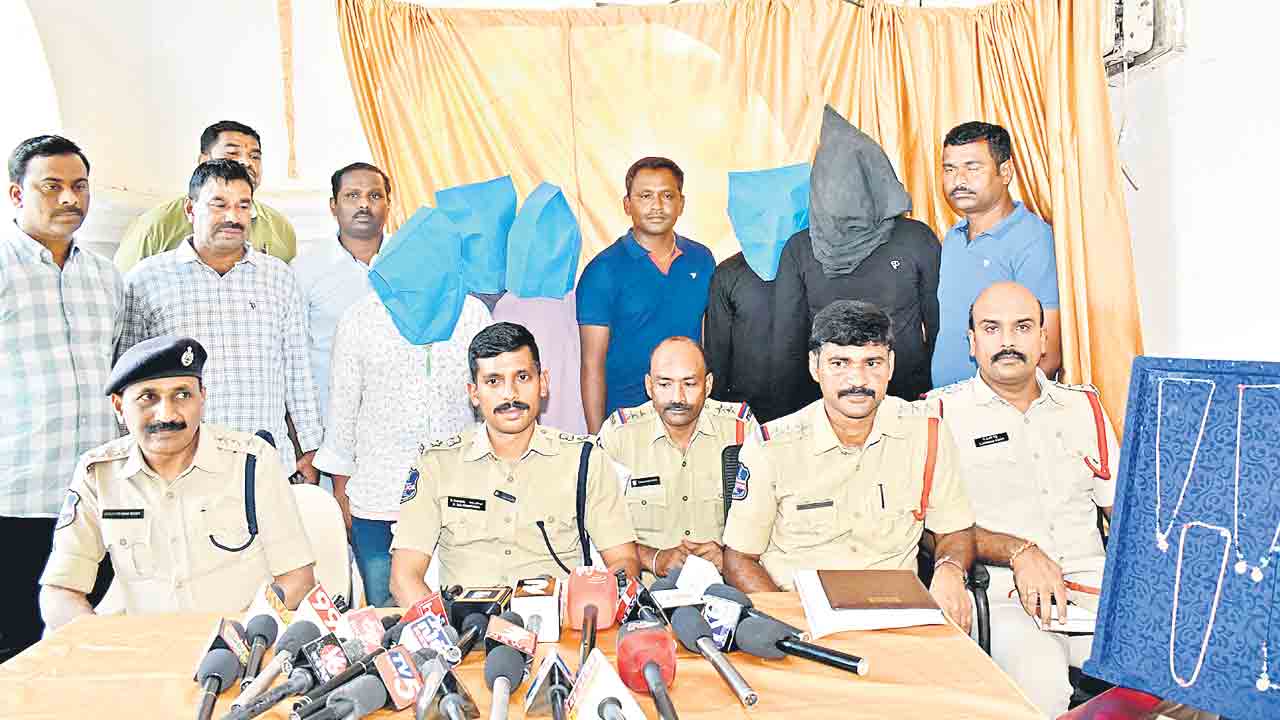 చైన్‌ స్నాచింగ్‌ ముఠా అరెస్టు