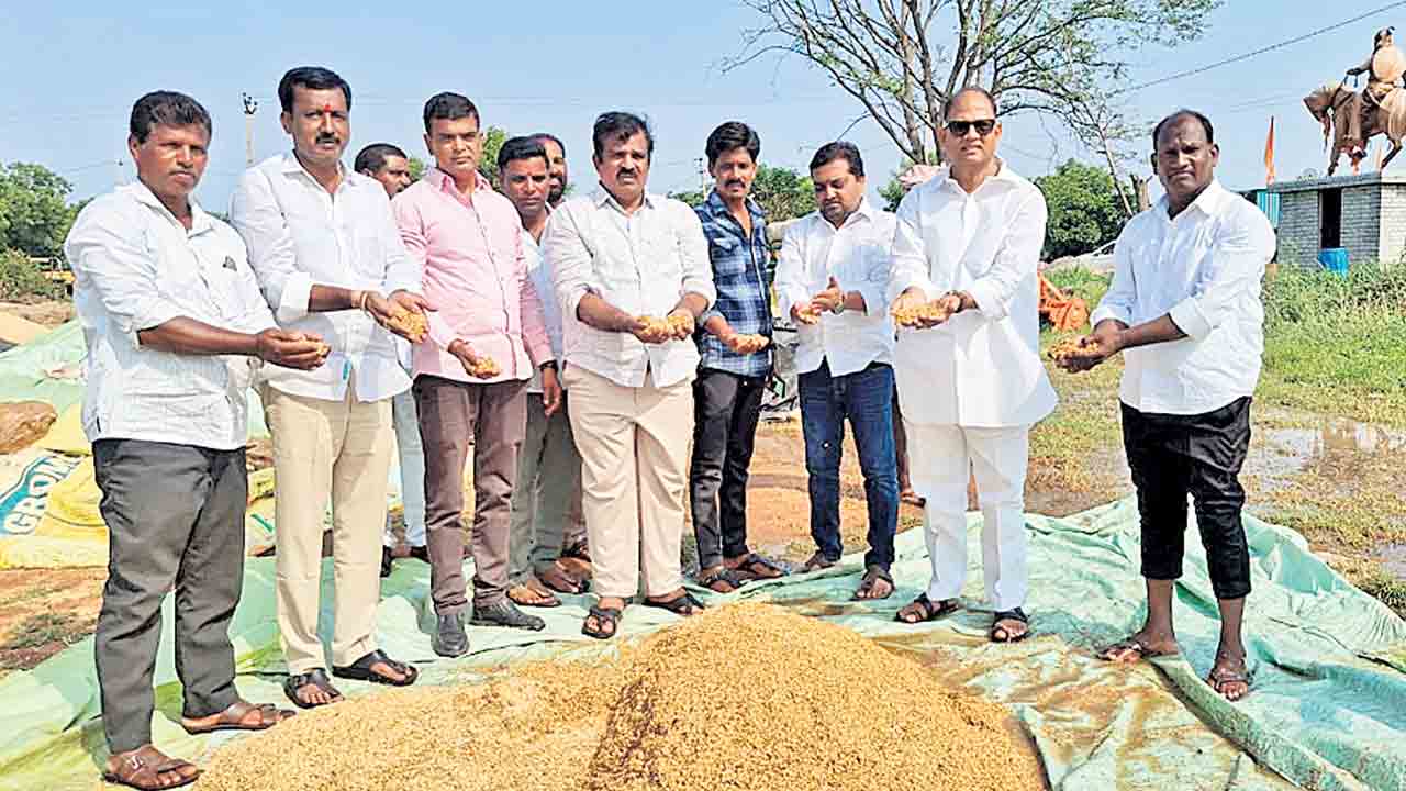ప్రభుత్వ తీరుతో రైతులకు కష్టాలు