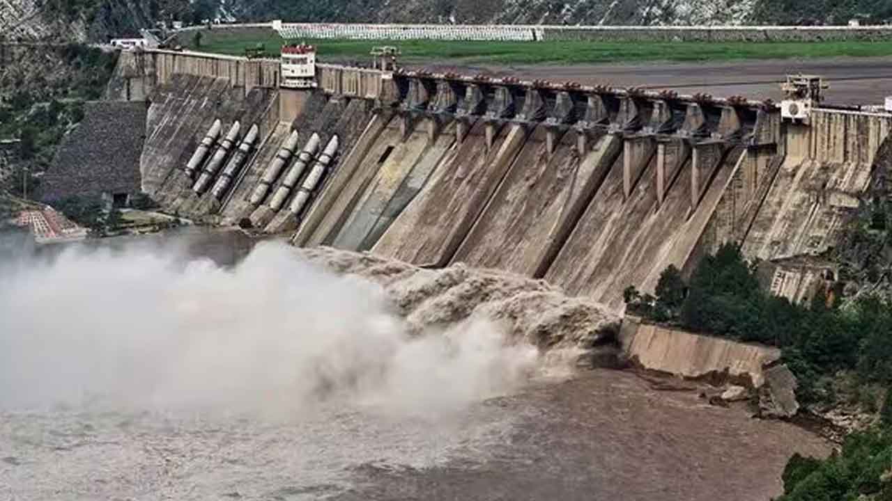 Chenab River | పాక్‌కు చీనాబ్‌ నదీ జలాలు బంద్‌.. బాగ్లిహార్‌, సలాల్‌ డ్యామ్‌ల గేట్లు మూసివేత