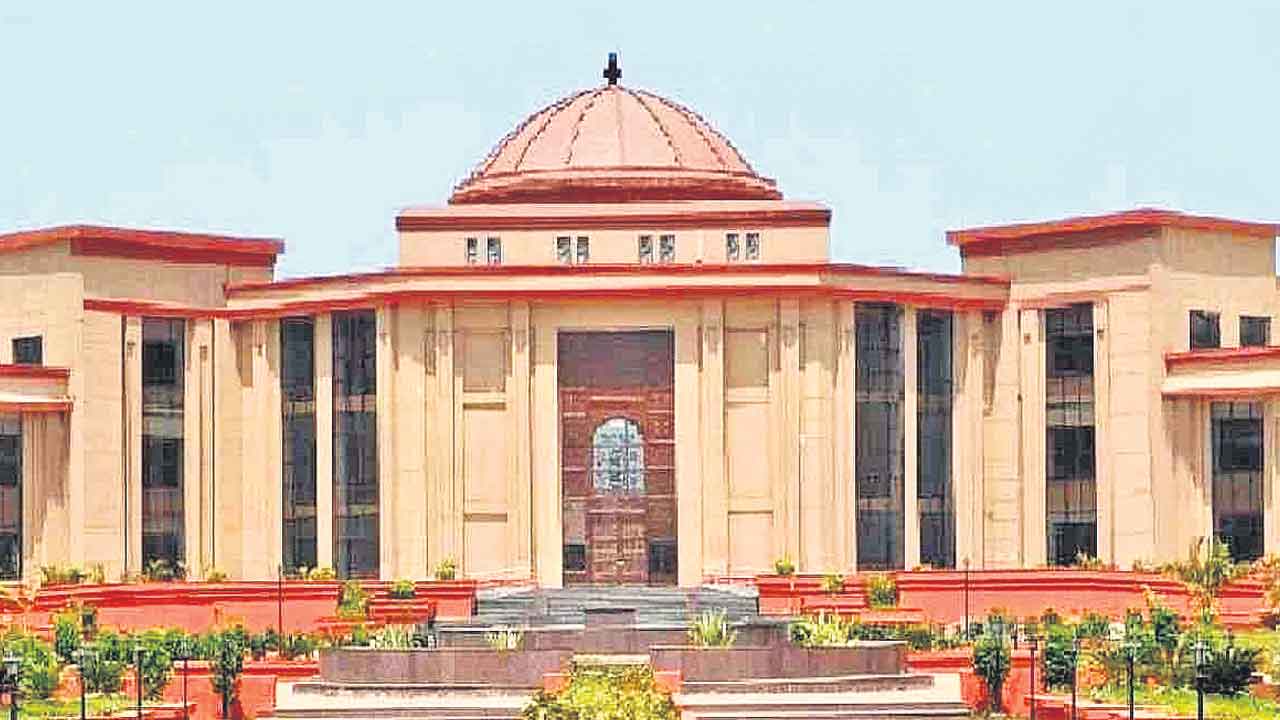 Chhattisgarh High Court | వివాహేతర సంబంధంతో విడాకులు.. భరణానికి అనర్హులు