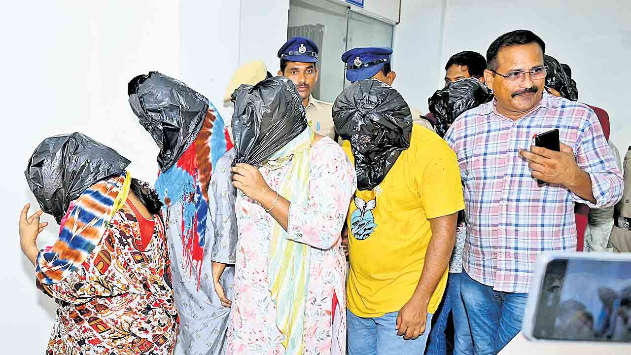 అహ్మదాబాద్‌ టు సూర్యాపేట శిశువుల విక్రయాల్లో కిలేడీలు