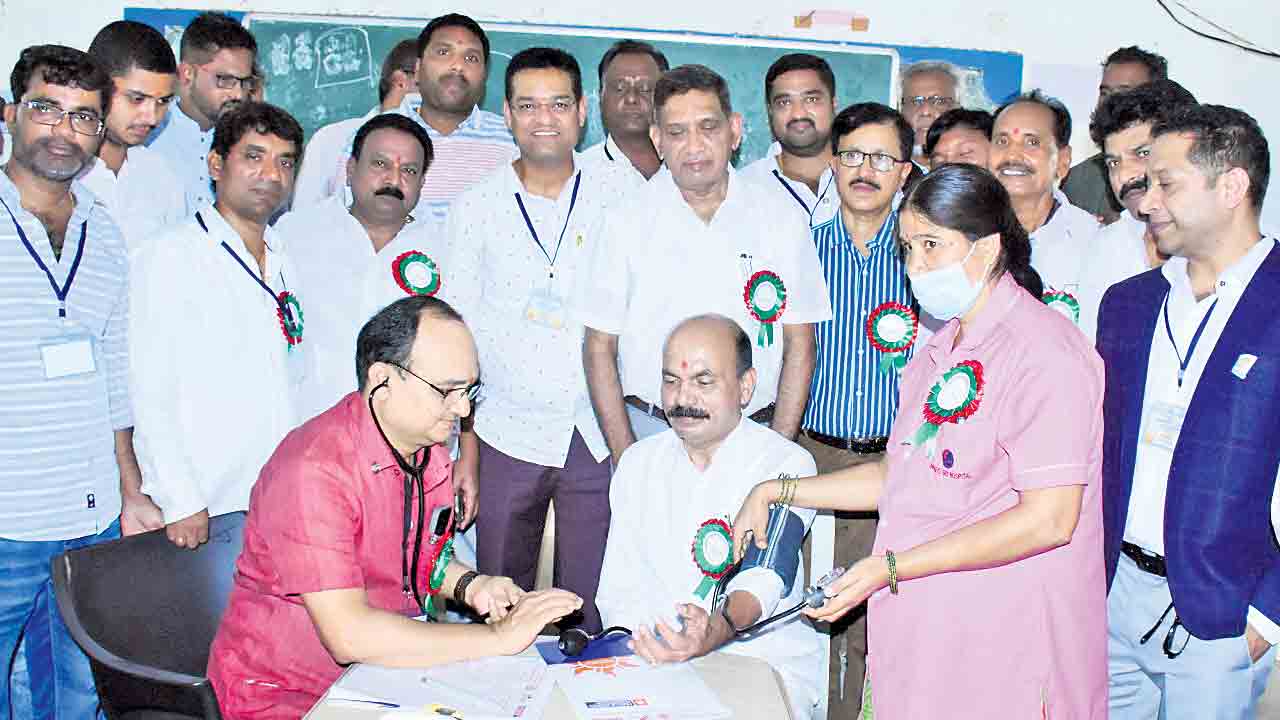 ఉచిత వైద్య సేవలు అభినందనీయం