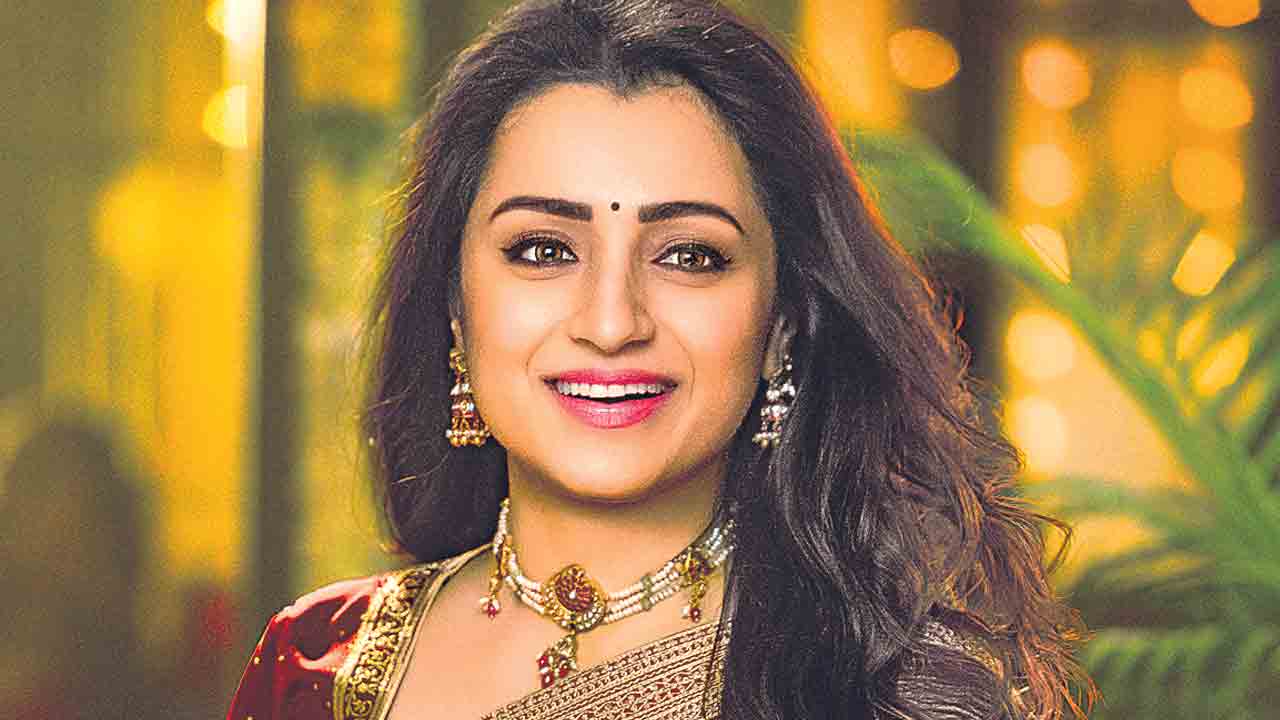 విశ్వంభరలో అవనిగా..