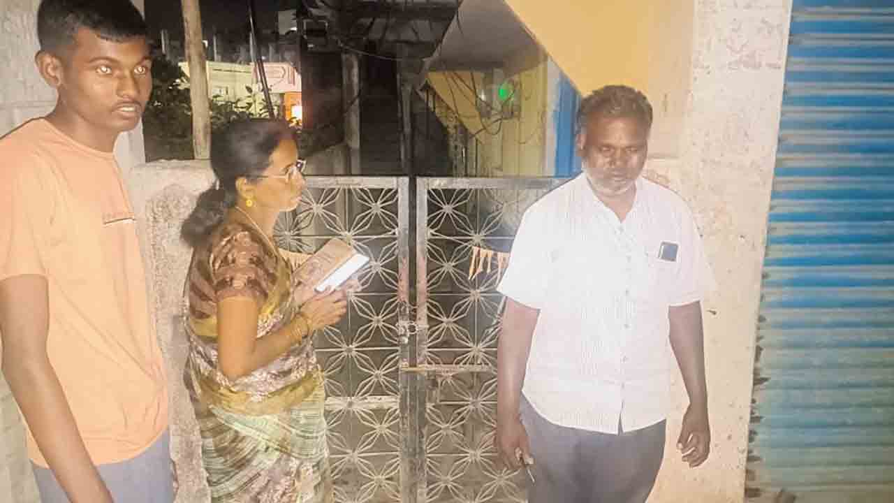 Chit business | చిట్టీ వ్యాపారి నిర్వాకం.. డబ్బులు కట్టలేదని ఇంటికి తాళం