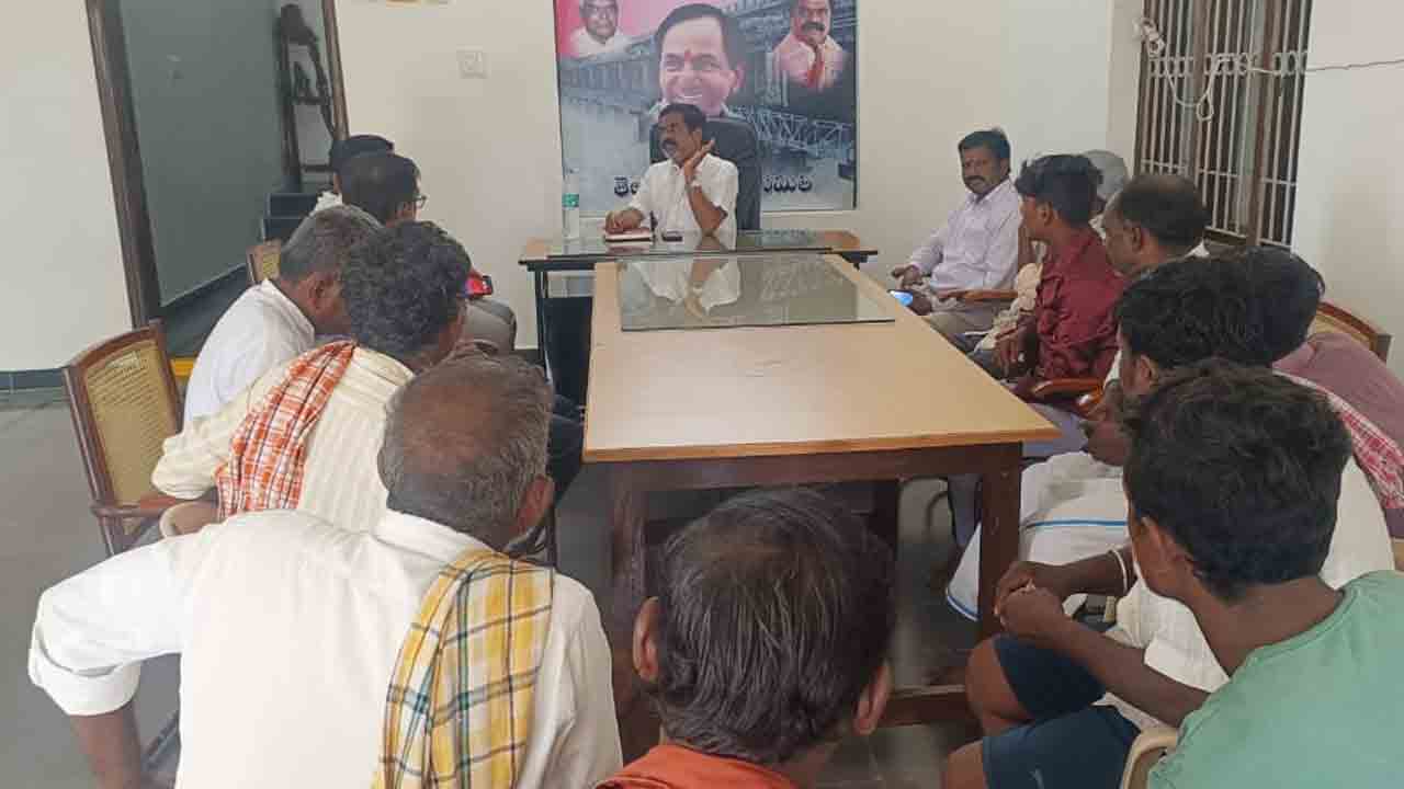 మాకు తెల్వకుండానే మా పొలాల్లోకి వస్తుండ్రు