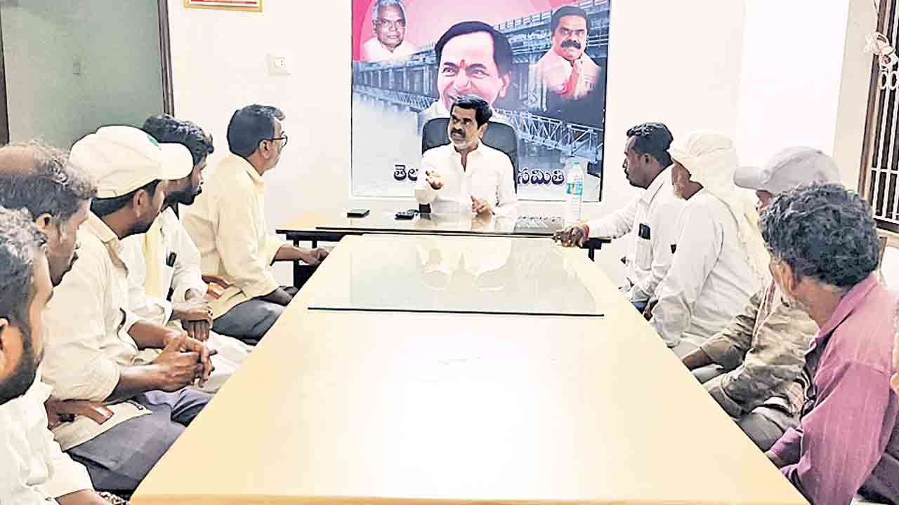 బలవంతంగా భూములు గుంజుకుంటరా?