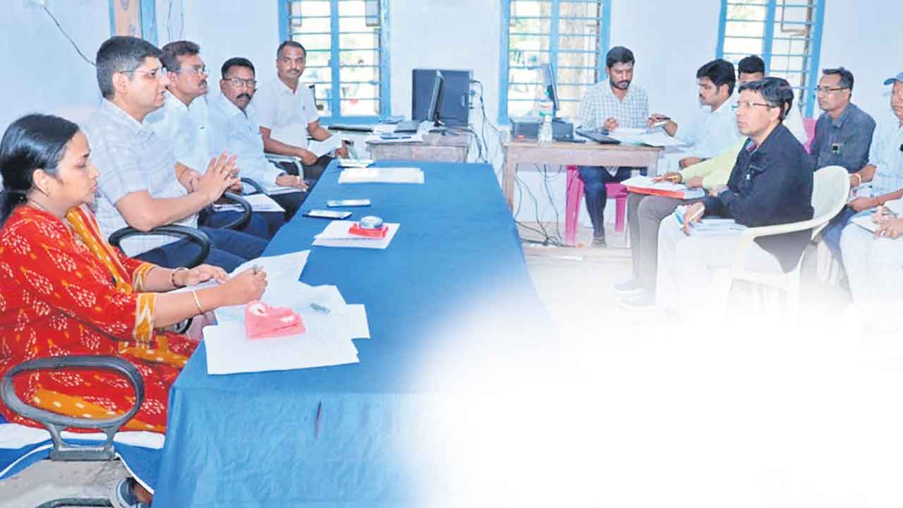 క్షేత్రస్థాయిలో పర్యటించాలి.. కామారెడ్డి కలెక్టర్ ఆశీష్ సంగ్వాన్