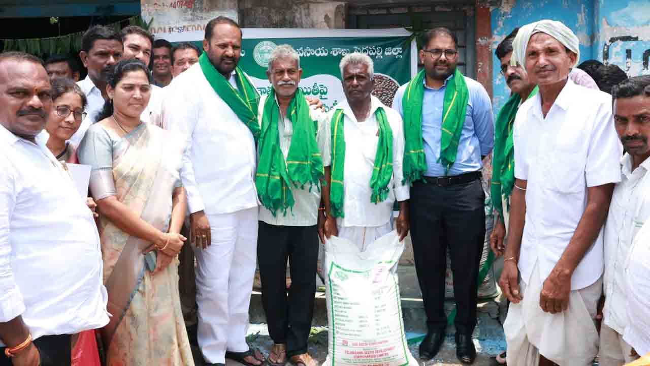 Collector Koya Sri Harsha | 50 శాతం సబ్సిడీతో రైతులకు పచ్చిరొట్ట విత్తనాల పంపిణీ : కలెక్టర్ కోయ శ్రీ హర్ష