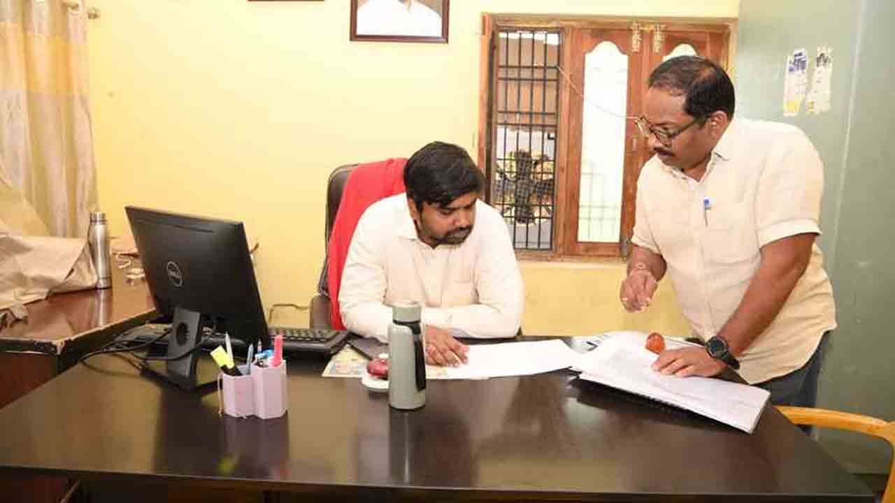 Collector Kumar Deepak | అధికారులు, సిబ్బంది సమయానికి విధులకు హాజరు కావాలి : కలెక్టర్‌ కుమార్‌ దీపక్‌