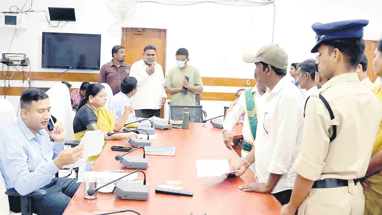 సమస్యలు పరిష్కరించండి సారూ..