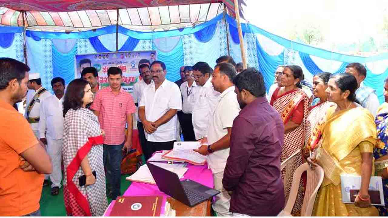 Collector Vijayendira Boi | రైతు సమస్యల శాశ్వత పరిష్కారానికే భూ భారతి : కలెక్టర్ విజయేందిర బోయి