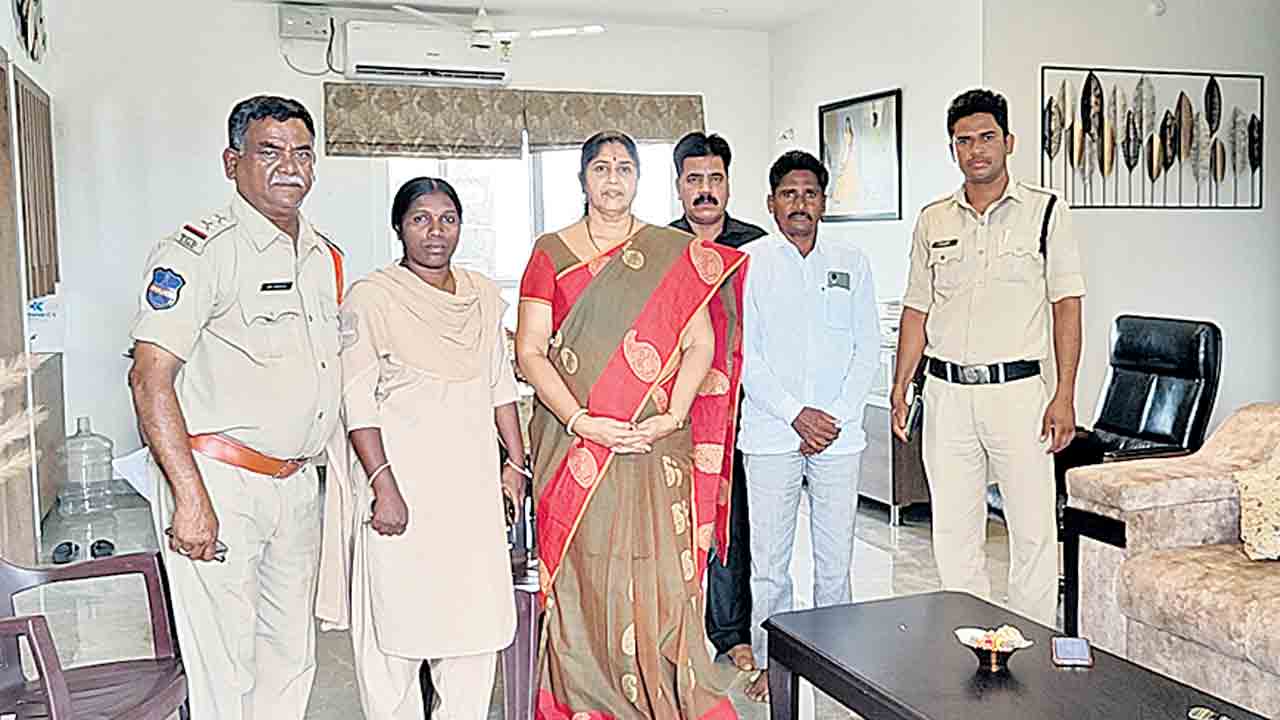 నిర్బంధాల నీడన కాంగ్రెస్‌ సర్కార్‌ పాలన