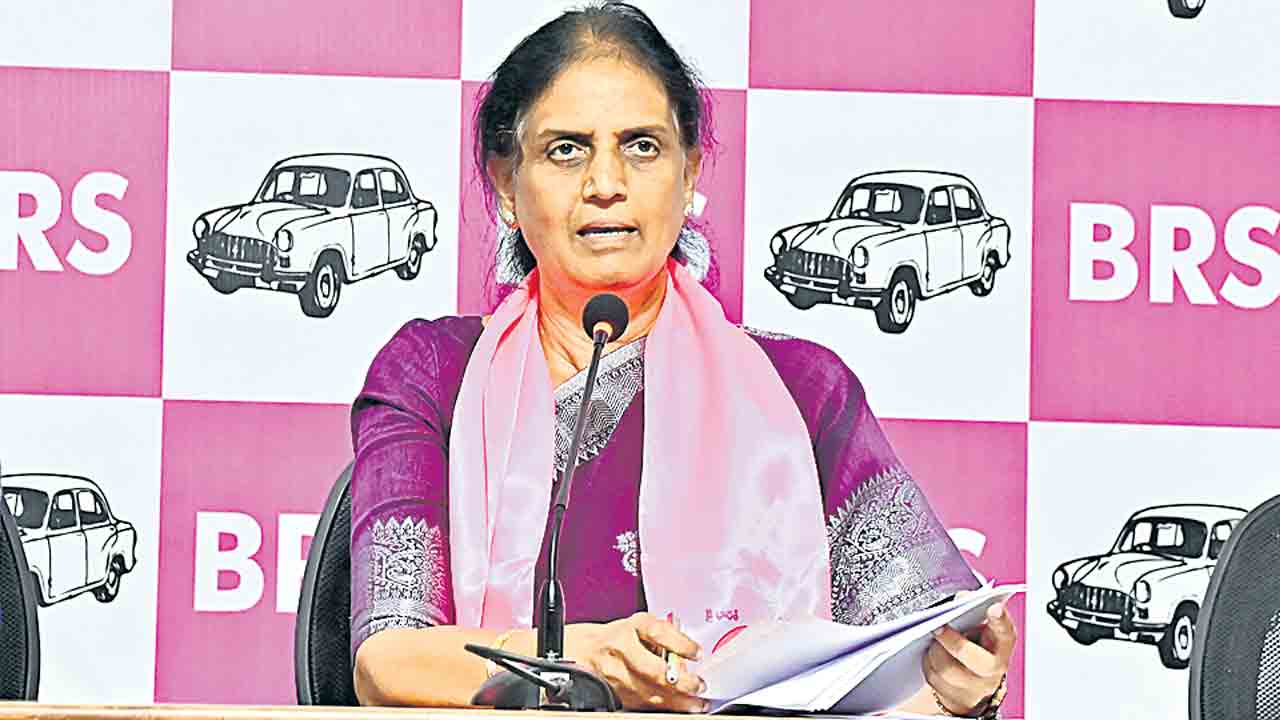 Sabitha Indra Reddy | ఇంటిగ్రేటెడ్‌ స్కూల్‌ అంచనాలెందుకు పెంచారు.. సర్కారు బడులను పట్టించుకోరా?: మాజీ మంత్రి సబిత