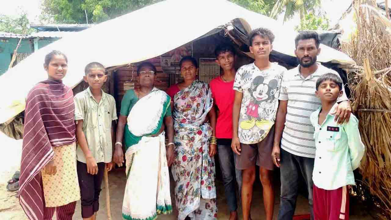 గుడిసెలో ఉంటున్నా ఇందిరమ్మ ఇల్లు రాలె