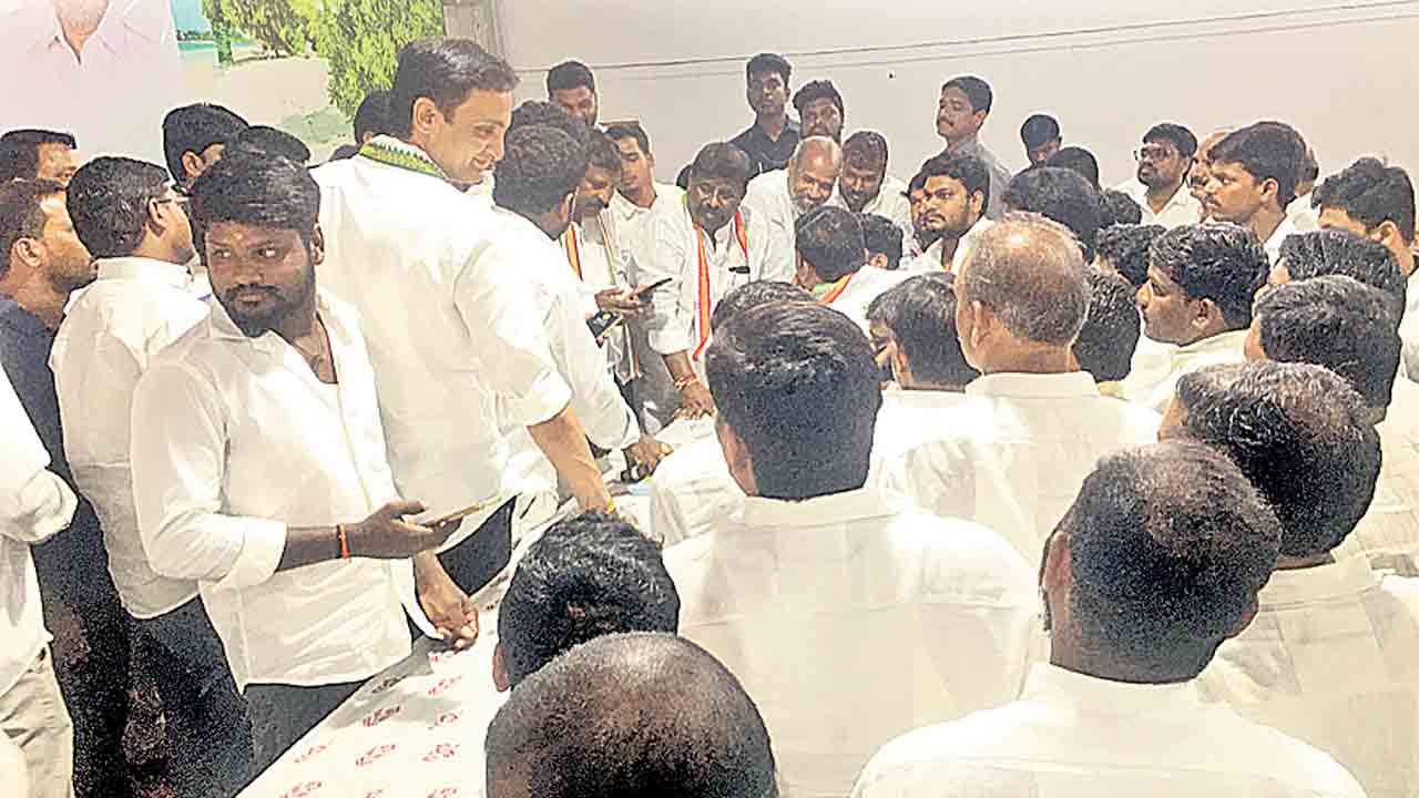 చేవెళ్ల కాంగ్రెస్‌లో నిరసన సెగ..