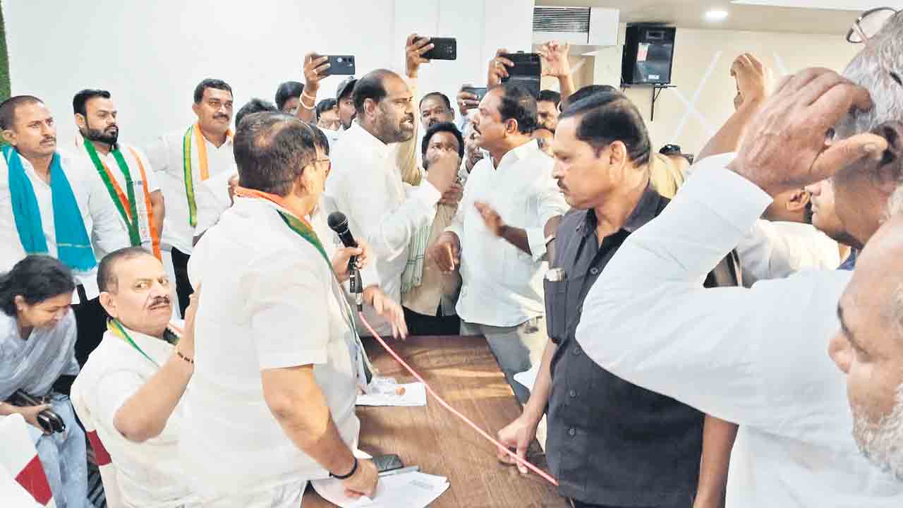 రసాభాసగా కాంగ్రెస్‌ సమావేశం