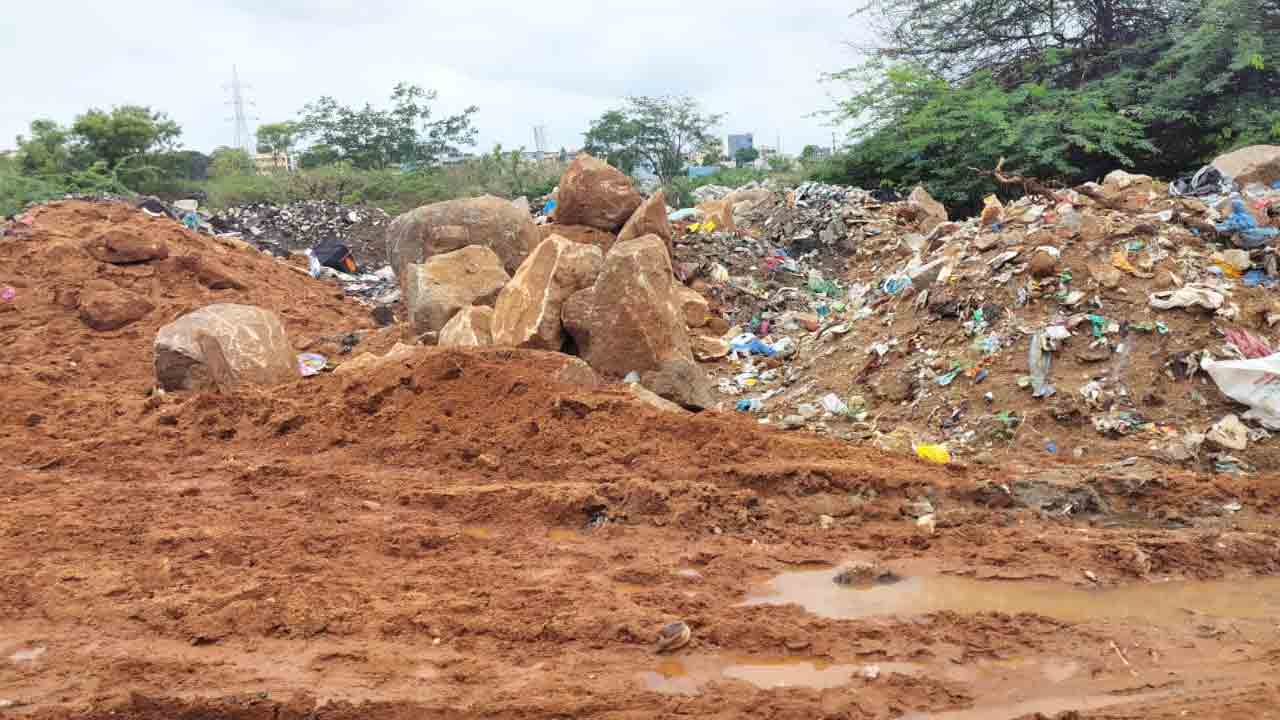 Construction wastage | రోడ్డుపై మట్టి, బండరాళ్లు.. అధికారుల పర్యవేక్షణాలోపం