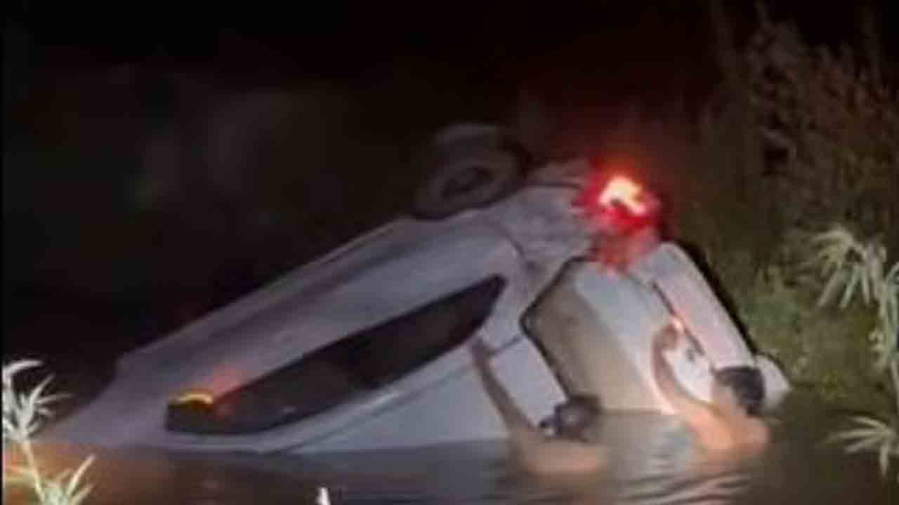 Watch: నిందితుడ్ని కాపాడబోయి.. విద్యుదాఘాతంతో పోలీస్‌ మృతి