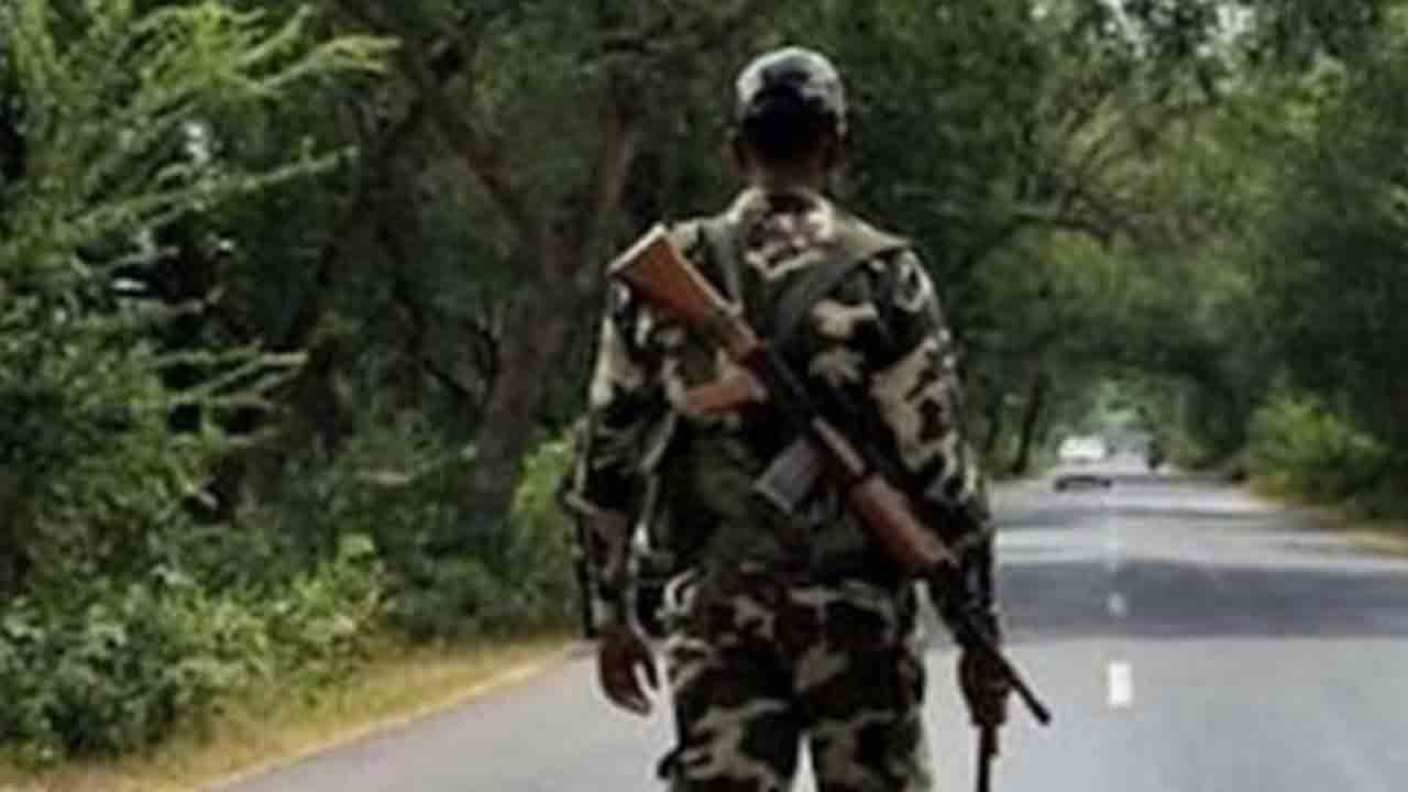 పాక్‌కు సమాచారం లీక్‌.. సీఆర్‌పీఎఫ్‌ జవాన్‌ అరెస్ట్‌