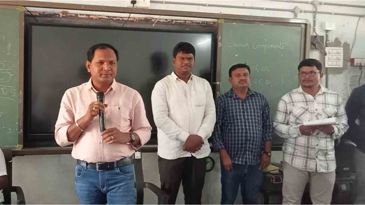 DEO Ramesh Kumar | ప్రభుత్వ ఉపాధ్యాయులు అంకితభావంతో పనిచేస్తే సత్ఫలితాలు : డీఈవో రమేష్ కుమార్