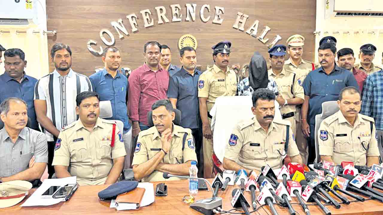 ఒకే ఒక్కడు.. 29 కేసులు.. 3 హత్యలు