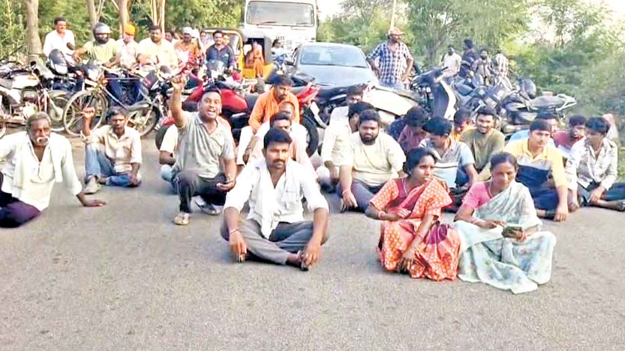 బర్రెల మృతితో ఉపాధి కోల్పోయాం న్యాయం చేయాలి