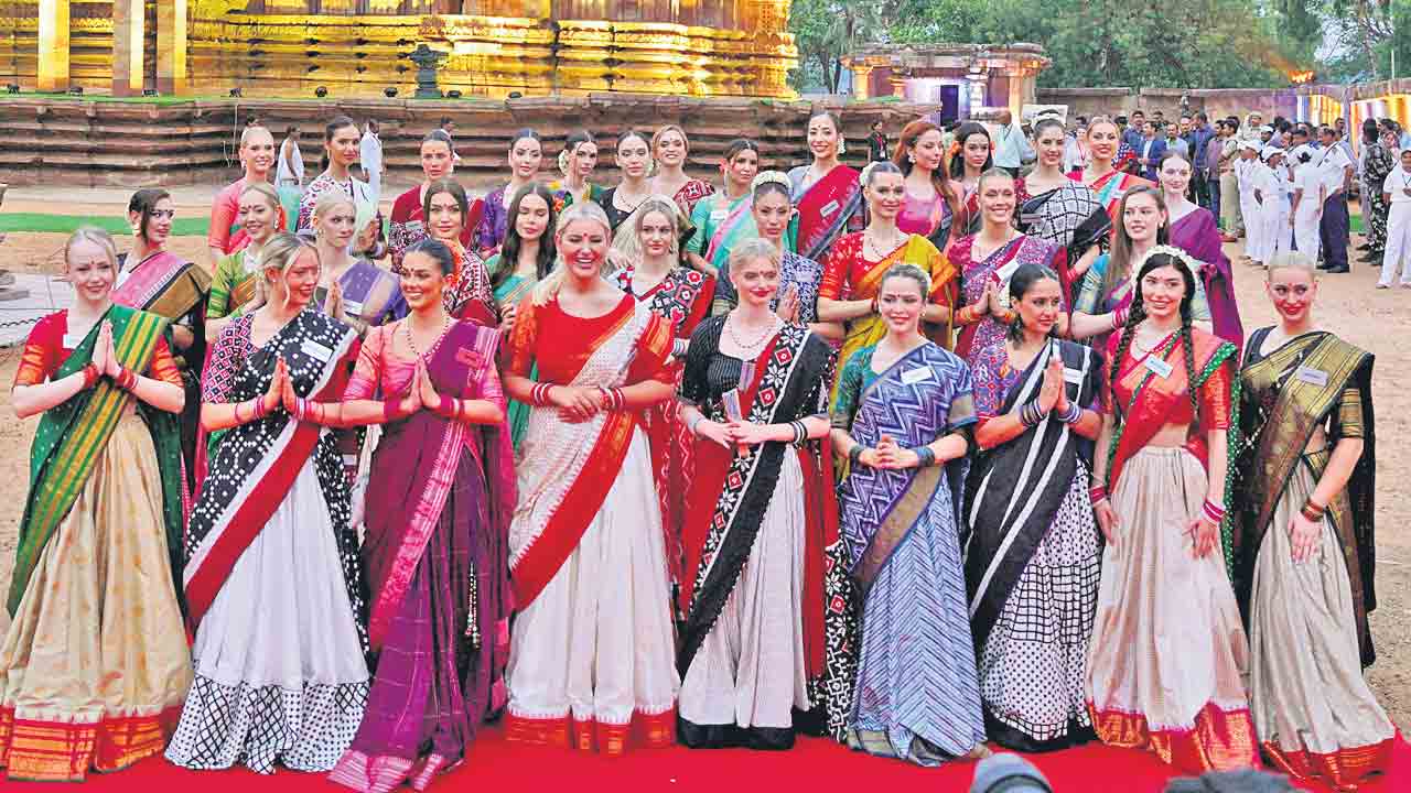 Warangal | ఓరుగల్లులో అందగత్తెల సందడి.. శిల్పకళకు ఫిదా..!