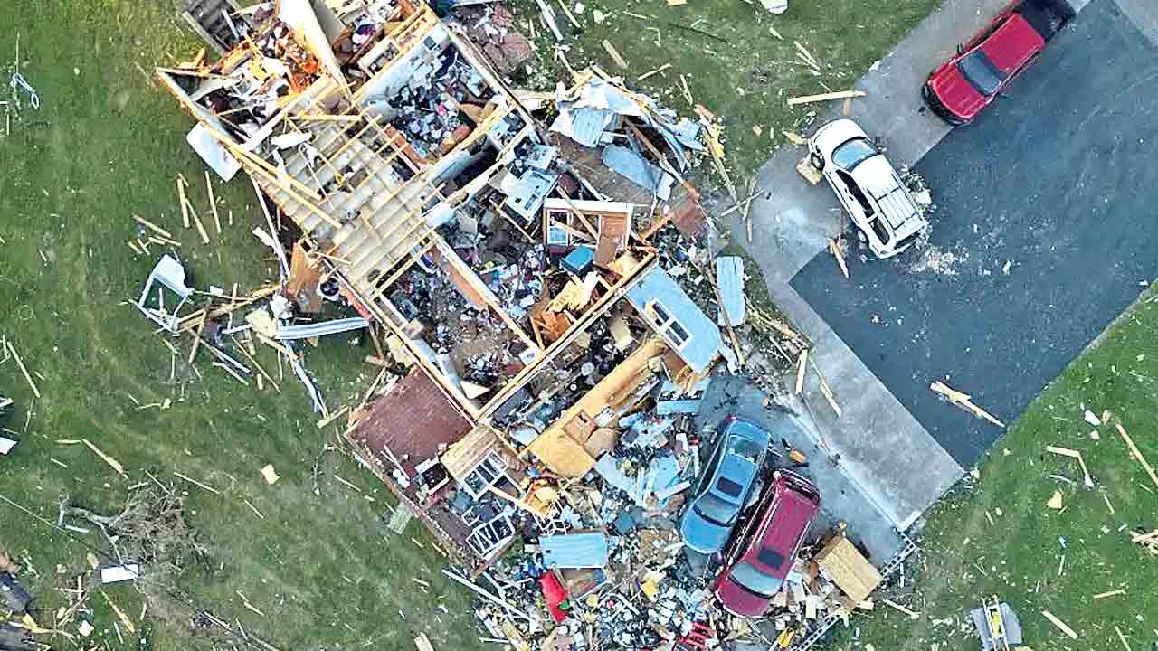 అమెరికాలో టోర్నడో బీభత్సం.. 27 మంది మృతి