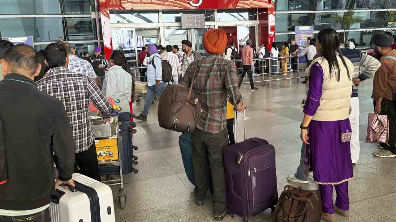 Delhi airport | 425 మంది ప్రయాణిస్తున్న విమానంలో మంటలు.. ఢిల్లీ ఎయిర్‌పోర్టులో అత్యవసర పరిస్థితి..!