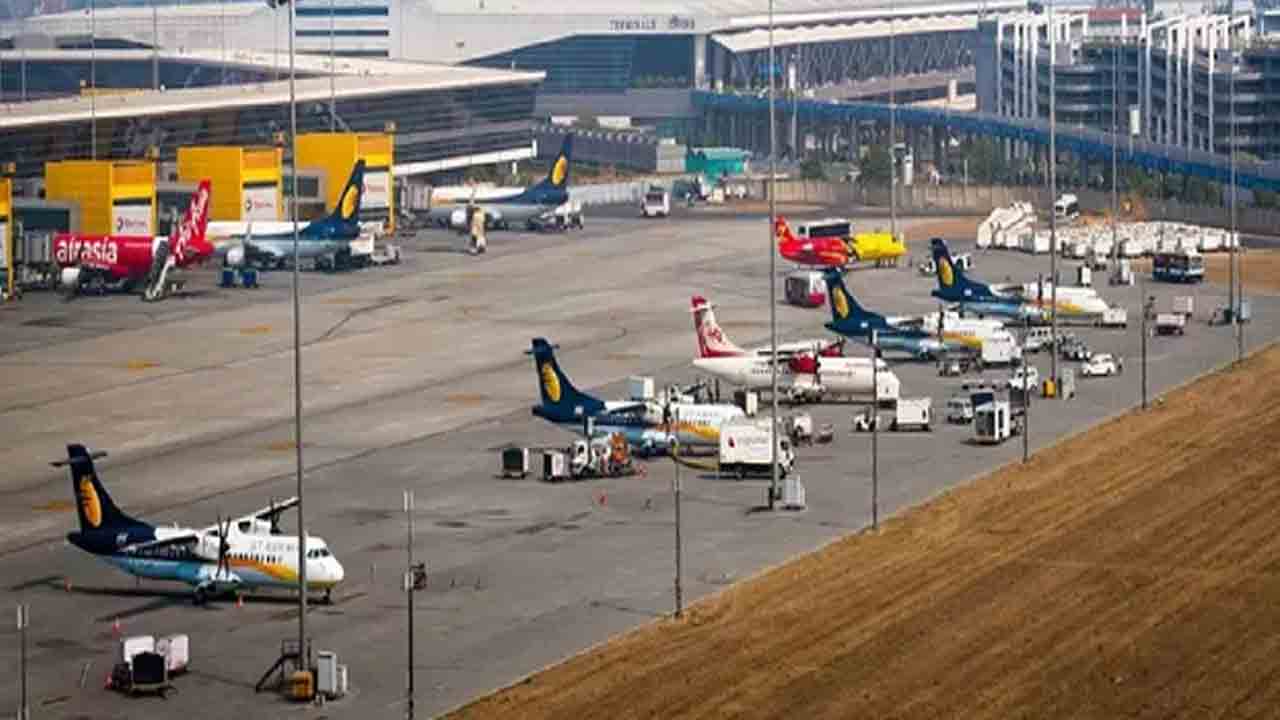 Delhi Airport | ఢిల్లీ ఎయిర్‌పోర్టులో విమానాల రాకపోకలు రద్దు.. నిలిచిన 100 విమాన సర్వీసులు