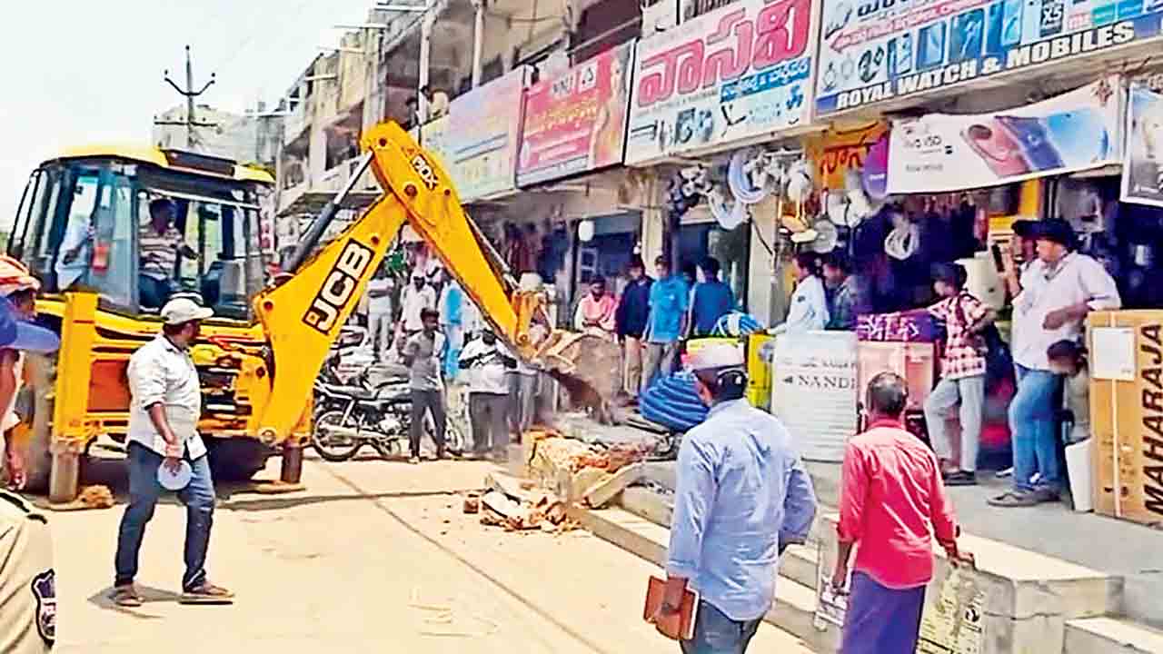 చిరువ్యాపారులపై బుల్డోజర్‌