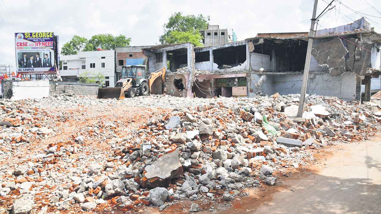 ఆ భవనం మాది మీరెట్ల కూలుస్తరు?