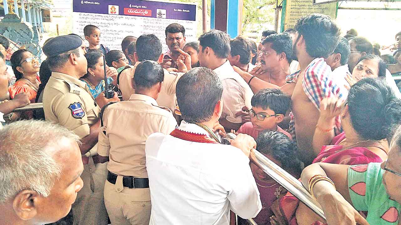 పుష్కరాల్లో భక్తుల అష్టకష్టాలు.. నత్తనడకన ధర్మదర్శనం లైన్‌