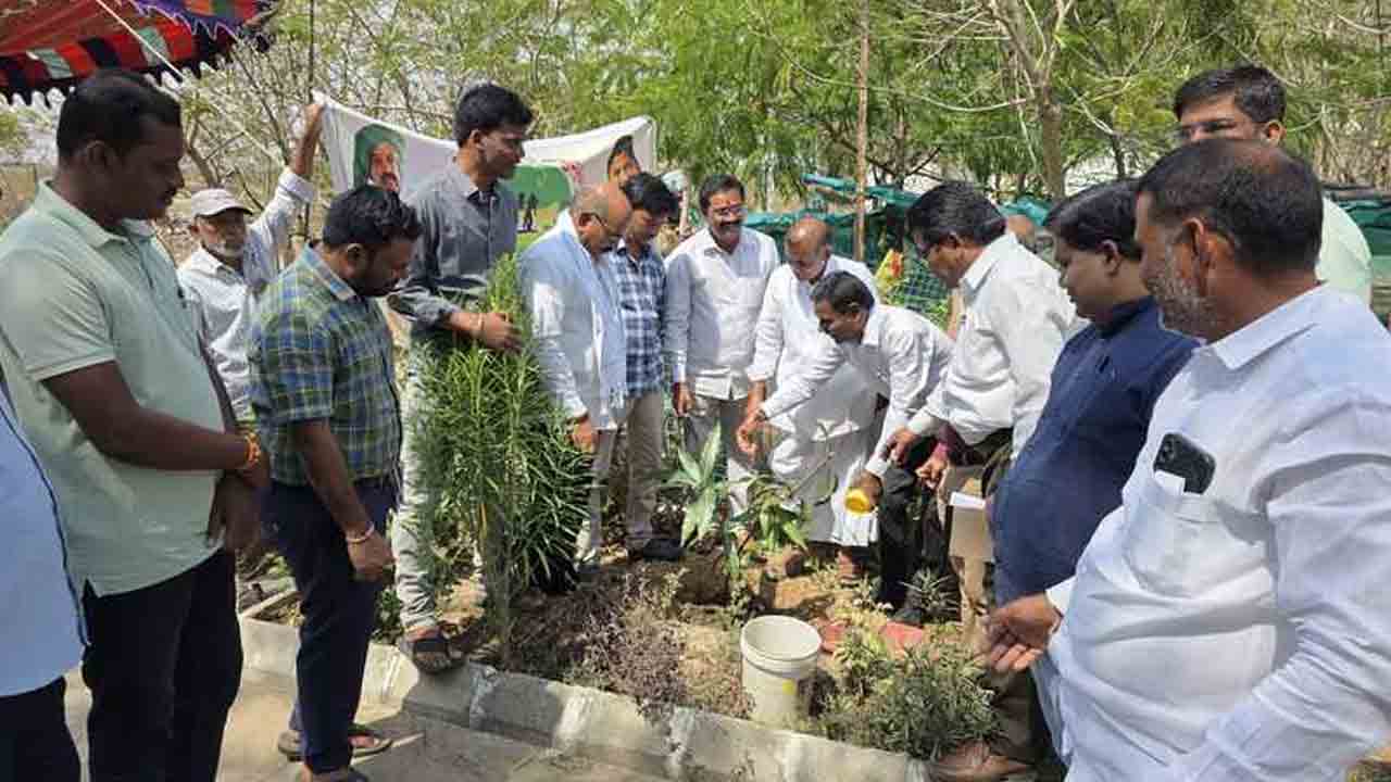Crops | ఎరువులు అధికంగా వాడితే పంటలకు అనర్థమే : జిల్లా వ్యవసాయ అధికారి శ్రీధర్ స్వామి