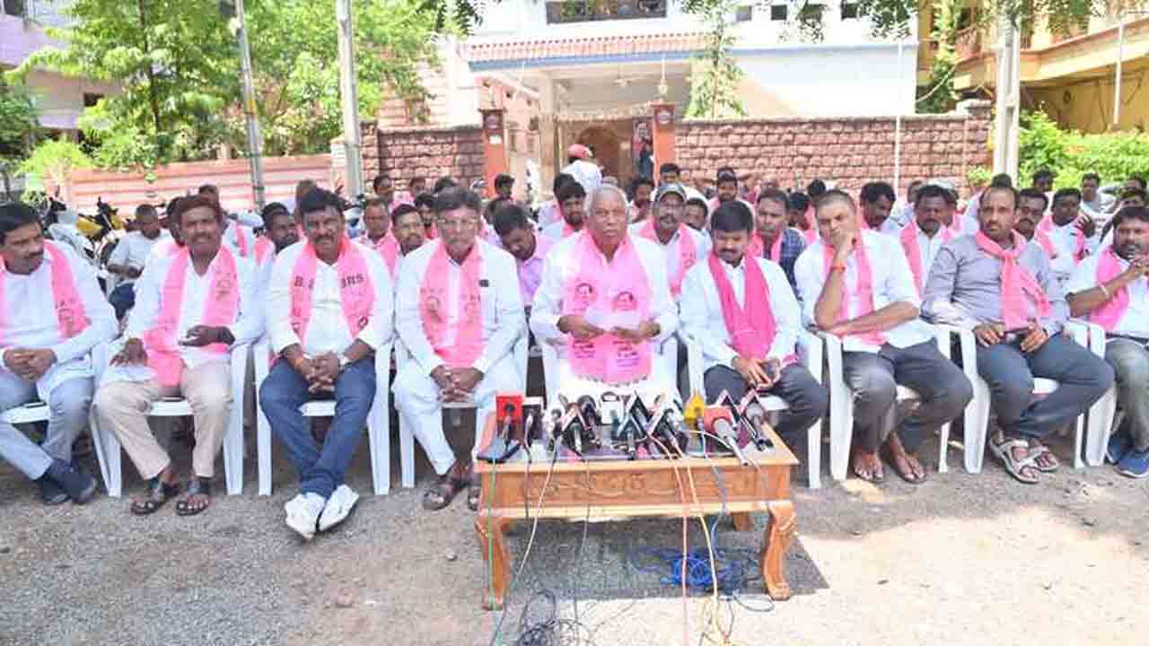 Former MLA Diwakar Rao | అభివృద్ధిపై చర్చకు సిద్ధం.. దాడులు, రౌడీయిజం అక్రమ కేసులపై చర్చిద్దాం : మాజీ ఎమ్మెల్యే దివాకర్ రావు