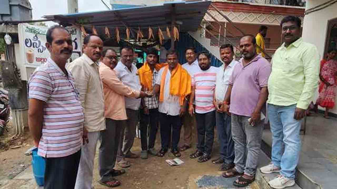 Donations | అయ్యప్ప ఆలయ నిర్మాణానికి విరాళం అందజేత