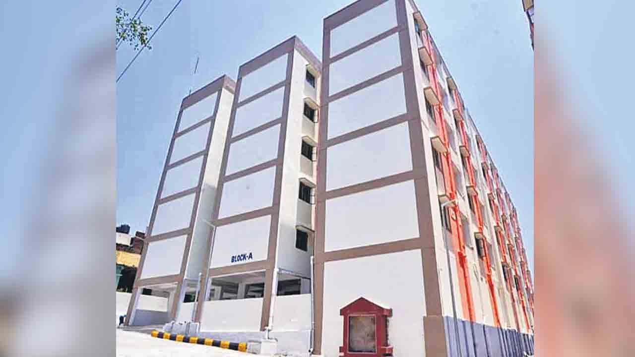 Double Bedroom Houses | పారాహుషార్‌.. పేదలకు దక్కాల్సిన డబుల్‌ ఇండ్లపై పెద్దల కన్ను