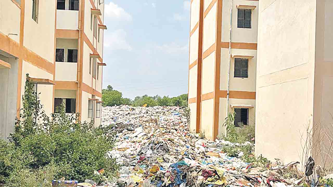 డబుల్‌ బెడ్‌ రూమ్‌ ఇండ్లా.. డంపింగ్‌ యార్డా..?