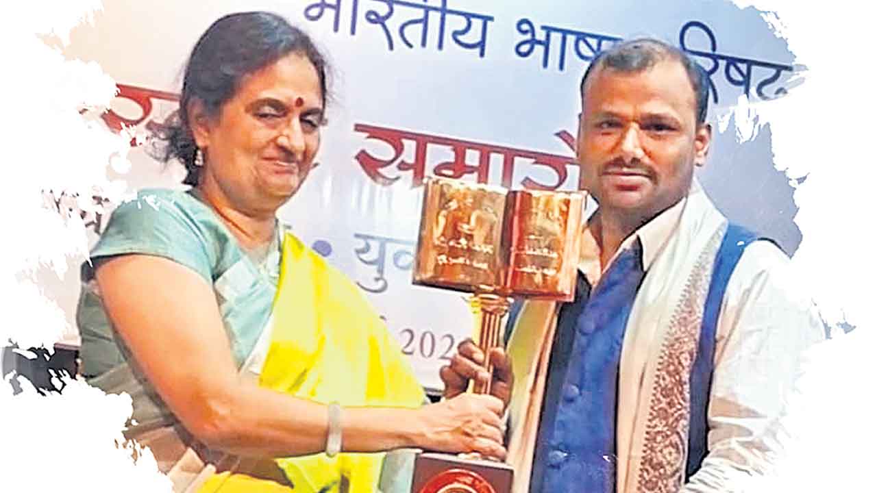 సామాజిక సమస్యలపై వ్యంగ్యాస్ర్తాలు