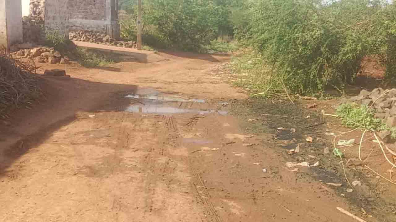 Madaram villagers | డ్రైనేజీ వ్యవస్థను బాగుచేయాలని మాదారం గ్రామస్థుల డిమాండ్