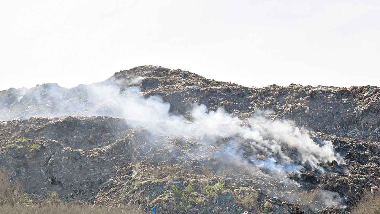 కరీం‘నగరంలో’ డంప్‌ యార్డు మంట