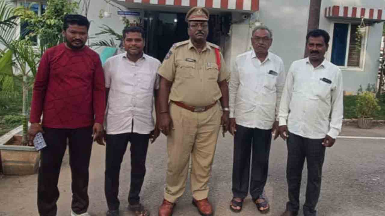 EX sarpanches Bills | ప్రభుత్వం వేధింపులకు గురి చేస్తుంది.. బకాయిల చెల్లింపులపై మాజీ సర్పంచ్ కరుణాకర్