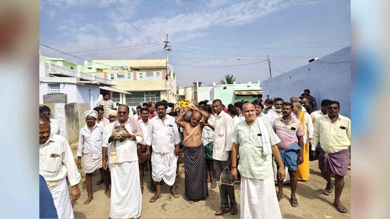 Orphan Brahmin | అనాథ బ్రాహ్మణుడికి అంత్యక్రియలు..ఆదుకున్న అన్నదమ్ములను ప్రశంసించిన గ్రామస్థులు