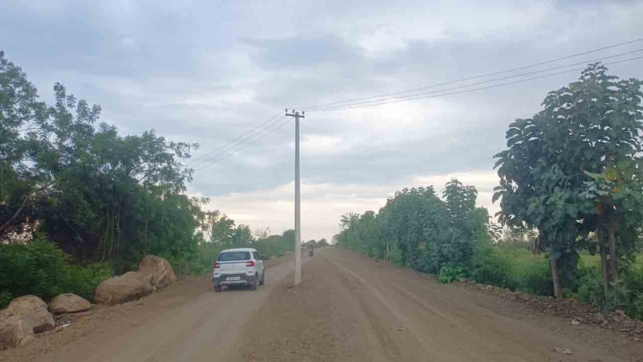 Electricity Pole | వారెవ్వా.. ఇదేమి చోద్యం.. నడిరోడ్డుపై విద్యుత్‌ స్తంభమా?