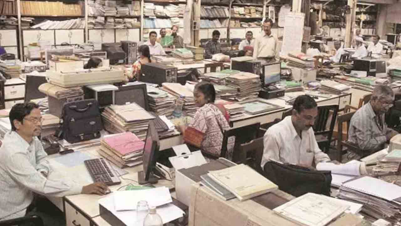 ఉద్యోగుల సమస్యలపై త్రిసభ్య కమిటీ