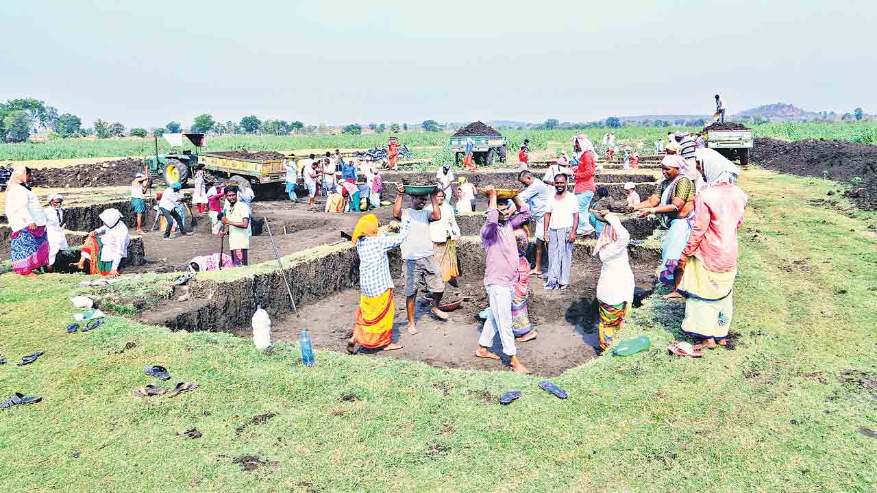 ఎండలోనే ఉపాధి పనులు