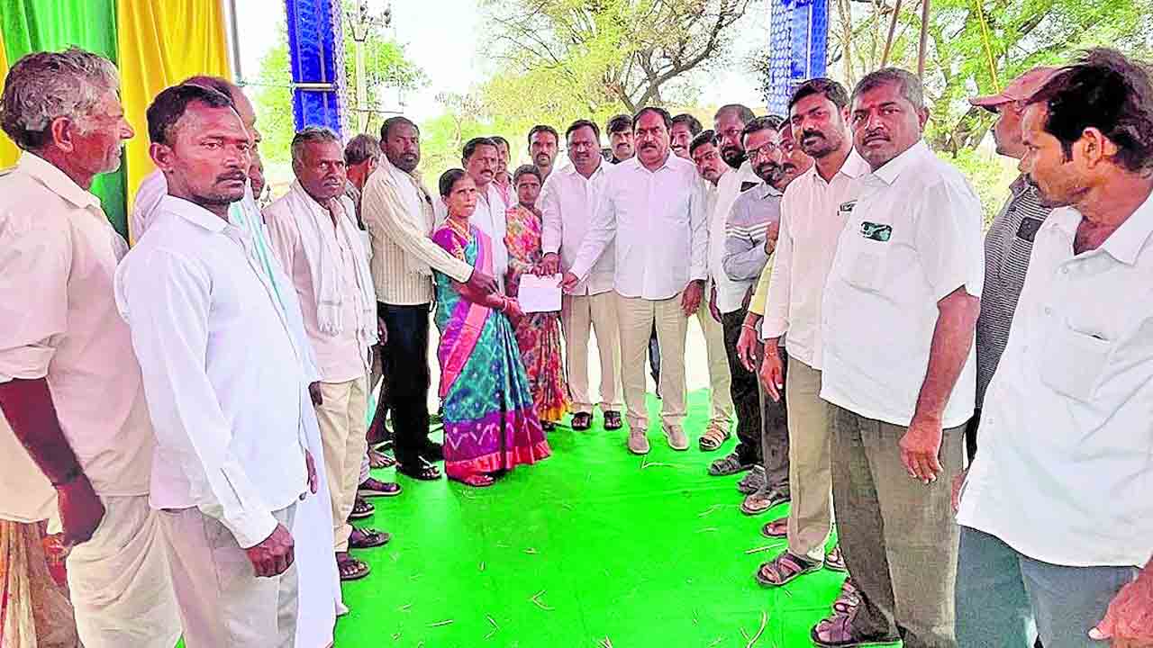 కార్యకర్తలకు అండగా ఉంటాం..