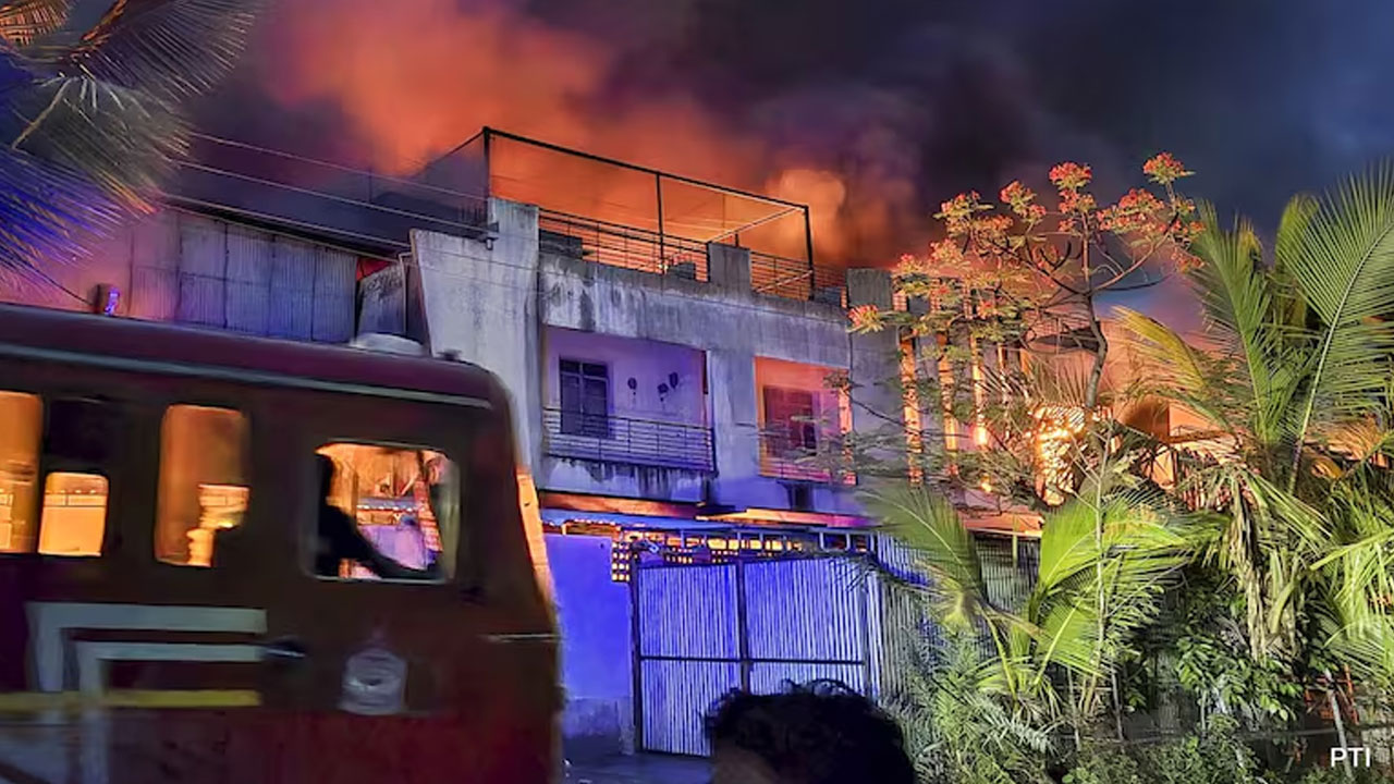 Massive Fire | టెక్స్‌టైల్‌ ఫ్యాక్టరీలో భారీ అగ్నిప్రమాదం.. యజమాని సహా ఎనిమిది మంది సజీవదహనం