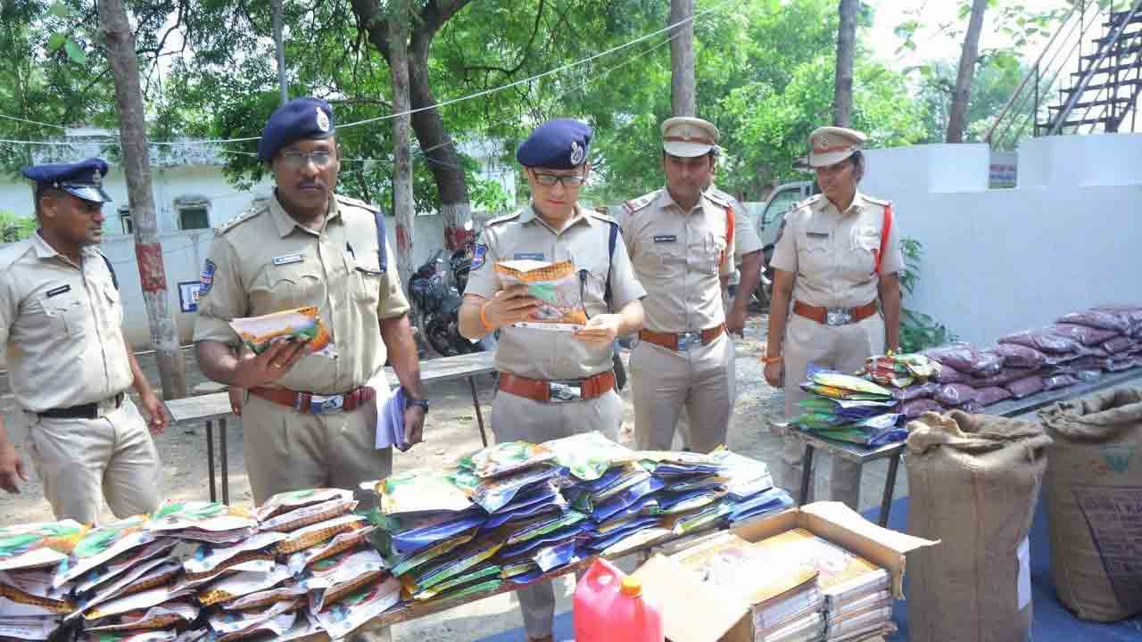 560 కేజీల నకిలీ పత్తి విత్తనాలు పట్టివేత