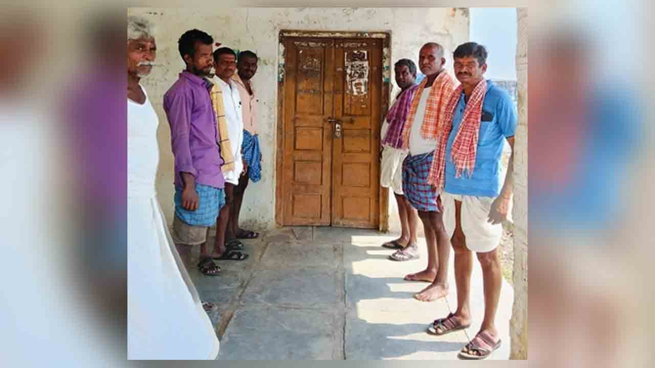 Farmers protest | పశు వైద్యుడు అందుబాటులో ఉండడం లేదని రైతులు నిరసన